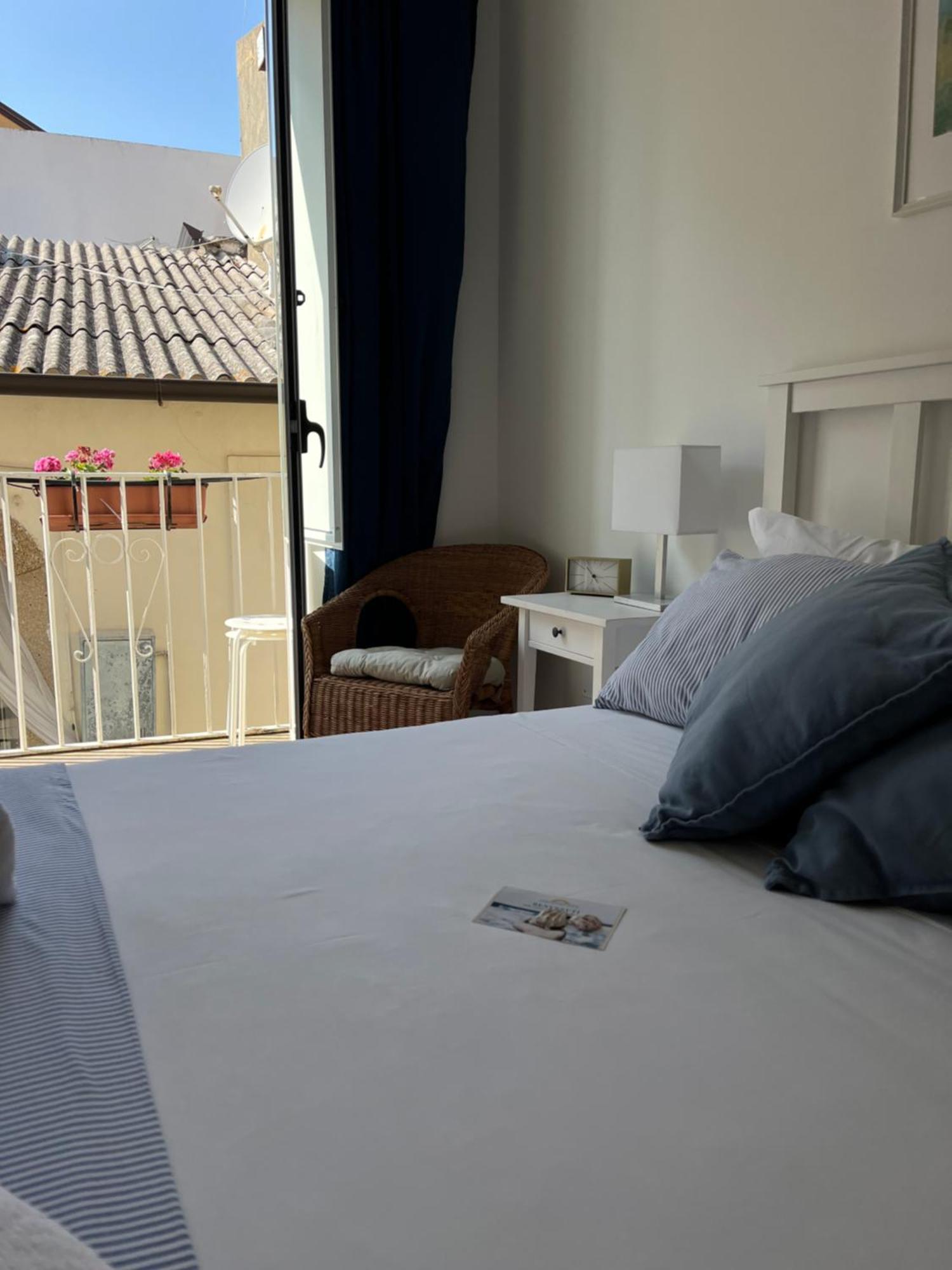 Pizzo Central House Room photo