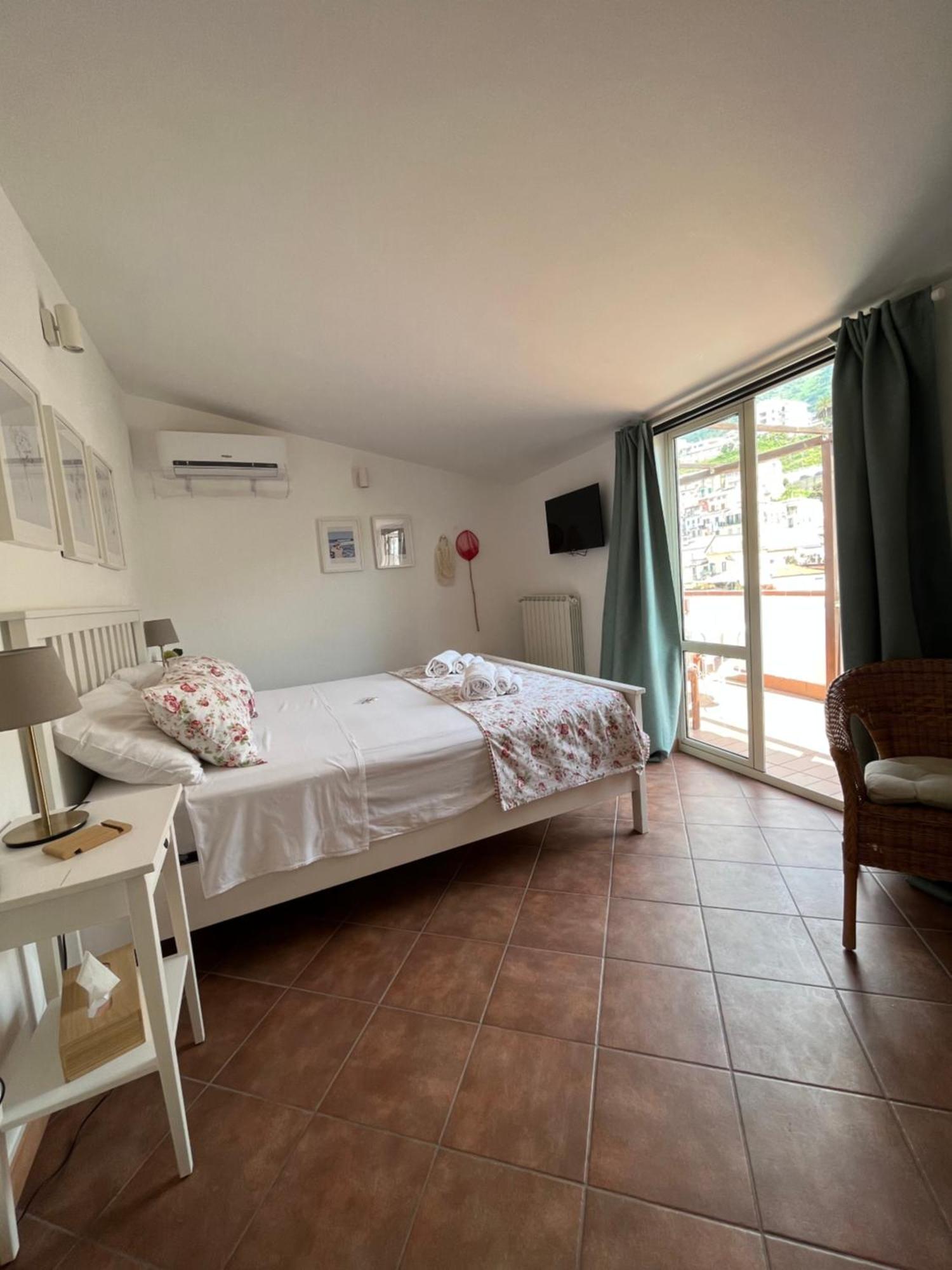 Pizzo Central House Room photo